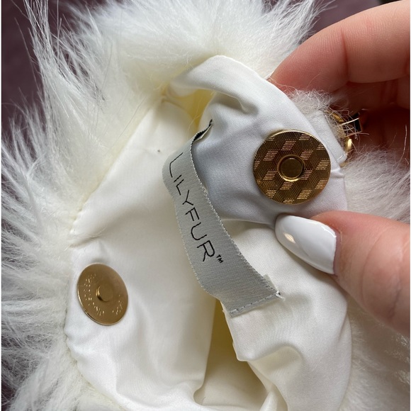 Lily Fur white faux fur flat circular wristlet - Picture 4 of 5